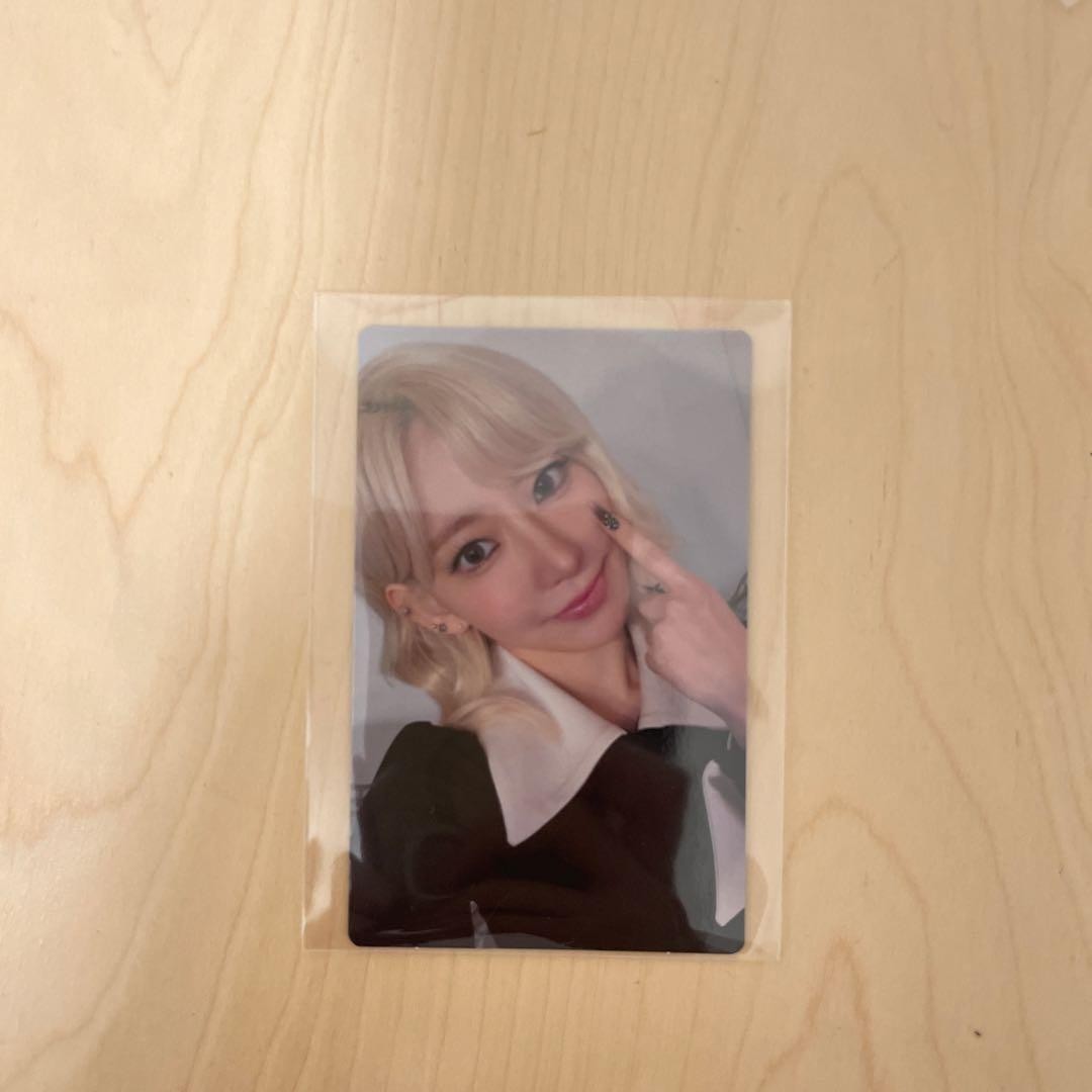 LE SSERAFIM Sakura Photo Card Signed - Image 2