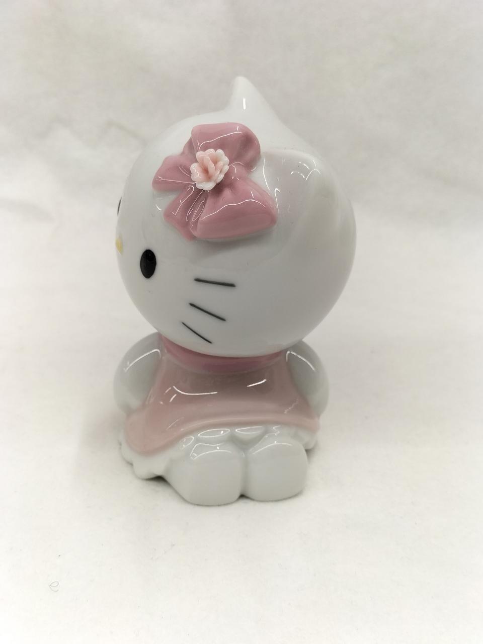 Nao by Lladro Hello Kitty Porcelain Figurine - used - Image 3
