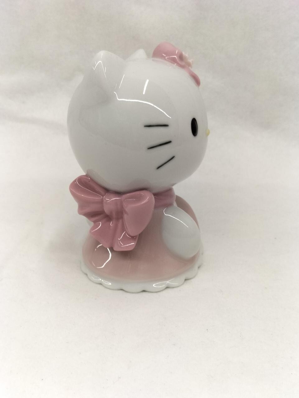 Nao by Lladro Hello Kitty Porcelain Figurine - used - Image 4