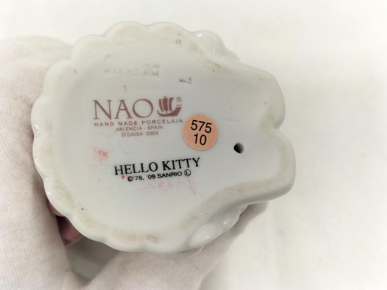 Nao by Lladro Hello Kitty Porcelain Figurine - used - Image 5